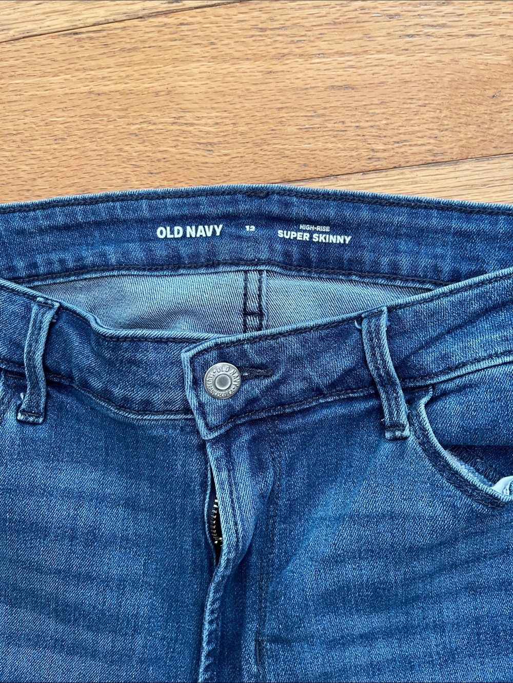 Old Navy Women's Medium Wash Skinny Jeans - Picture 2 of 2
